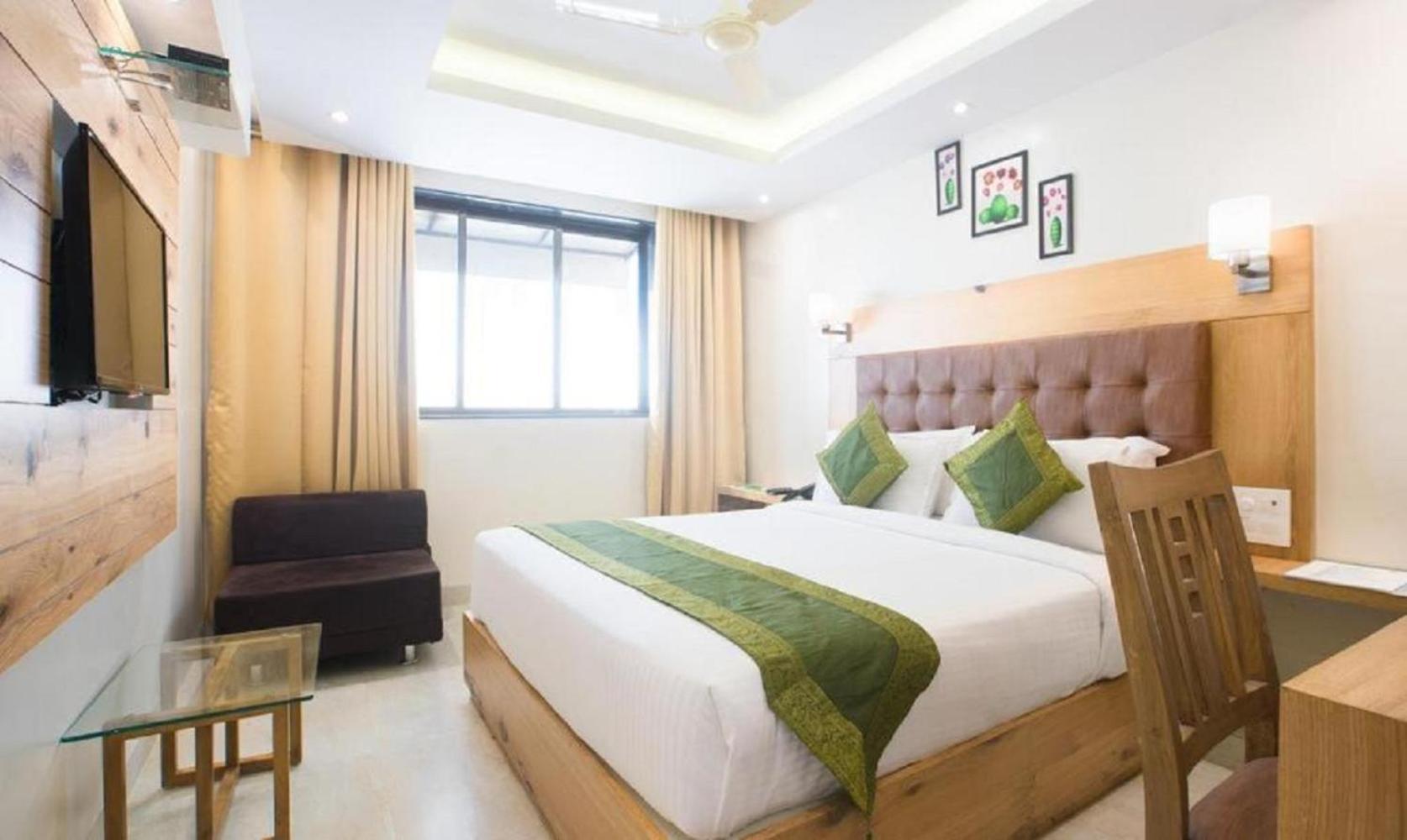 Hotel Sky Wood At Airport Neu-Delhi Exterior foto