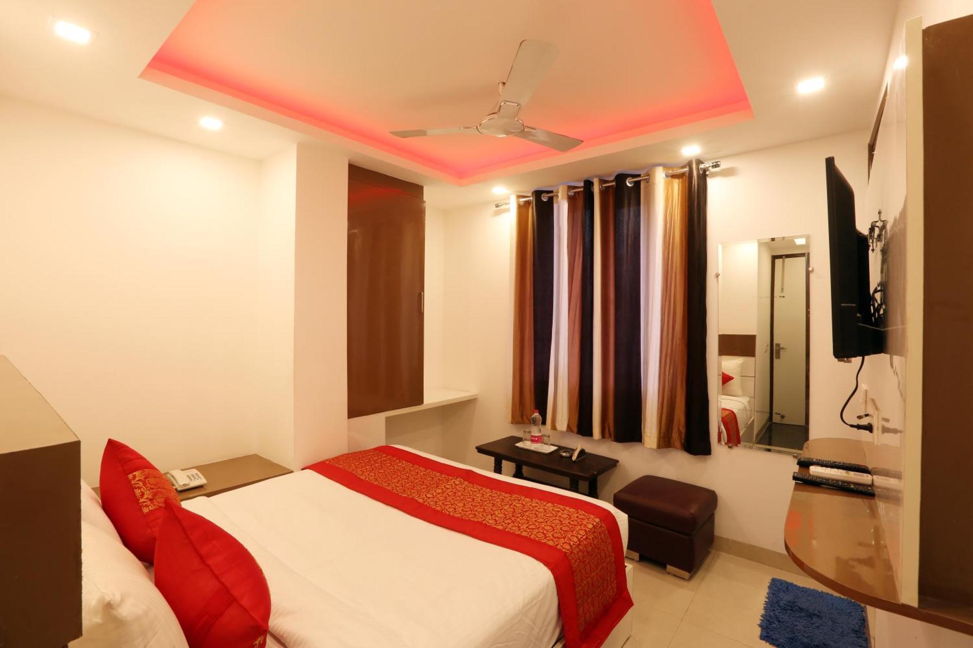 Hotel Sky Wood At Airport Neu-Delhi Exterior foto