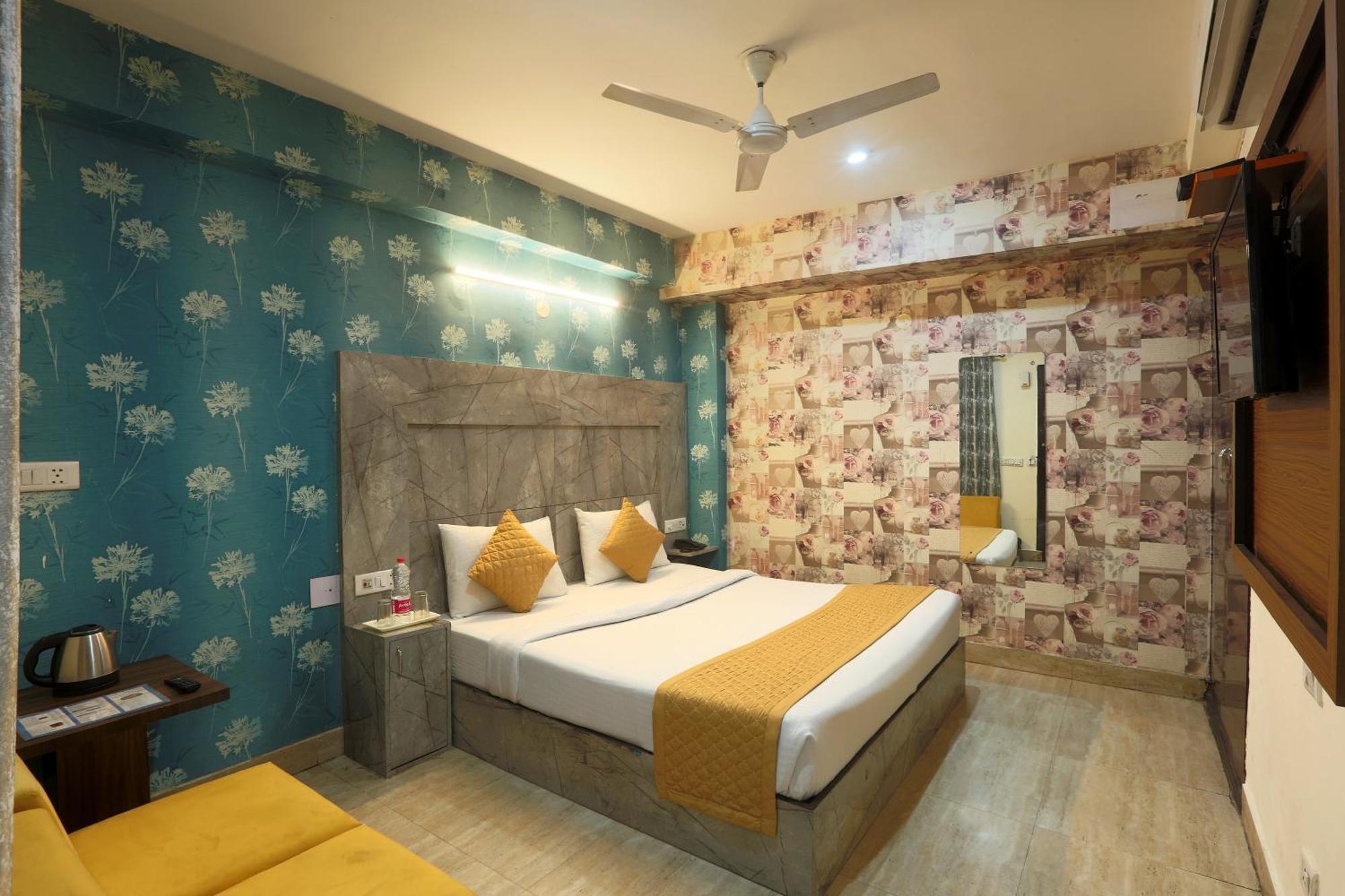 Hotel Sky Wood At Airport Neu-Delhi Exterior foto